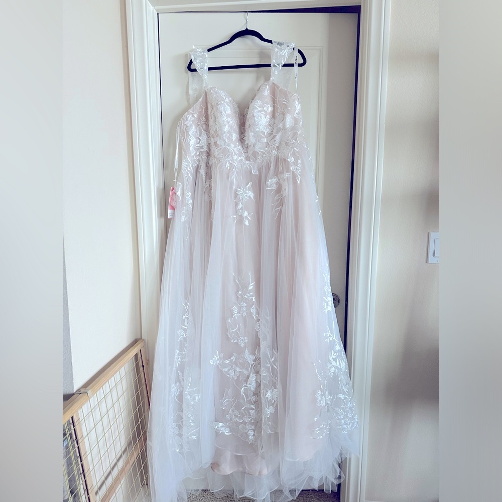 Size 22 wedding dress NWT JJHOUSE